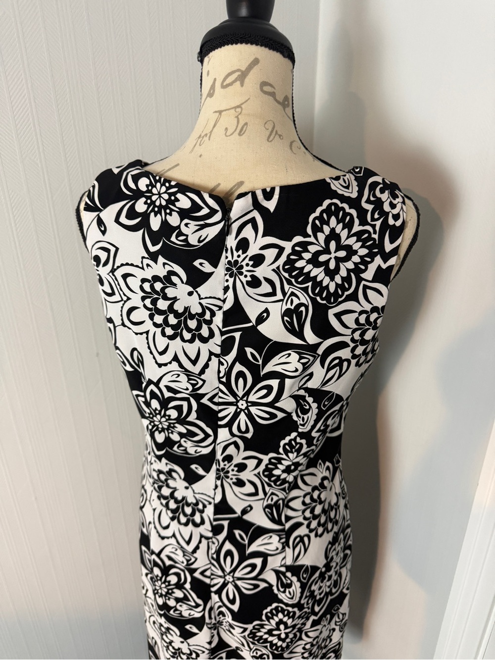 Dressbarn size 10 Classic Black & White Floral Sheath Dress - Picture 4 of 8